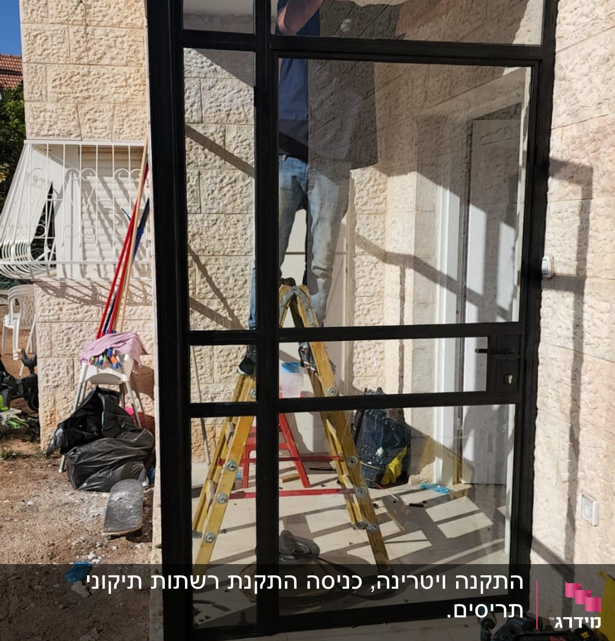אדם מתקין מסגרת אלומיניום לדלת זכוכית